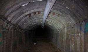 Gambar ini diambil selama tur media yang diselenggarakan oleh militer Israel pada 15 Desember 2023, menunjukkan sebuah terowongan yang dilaporkan digunakan Hamas untuk menyerang Israel melalui penyeberangan perbatasan Erez pada 7 Oktober 2023.