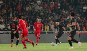 Sutanto Tan (Persis Solo) memberikan umpan saat melawan Persija di Stadion Gelora Bung Karno dalam lanjutan Liga 1 pekan ke-31, Rabu (17/4) malam WIB.