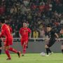 Sutanto Tan (Persis Solo) memberikan umpan saat melawan Persija di Stadion Gelora Bung Karno dalam lanjutan Liga 1 pekan ke-31, Rabu (17/4) malam WIB.